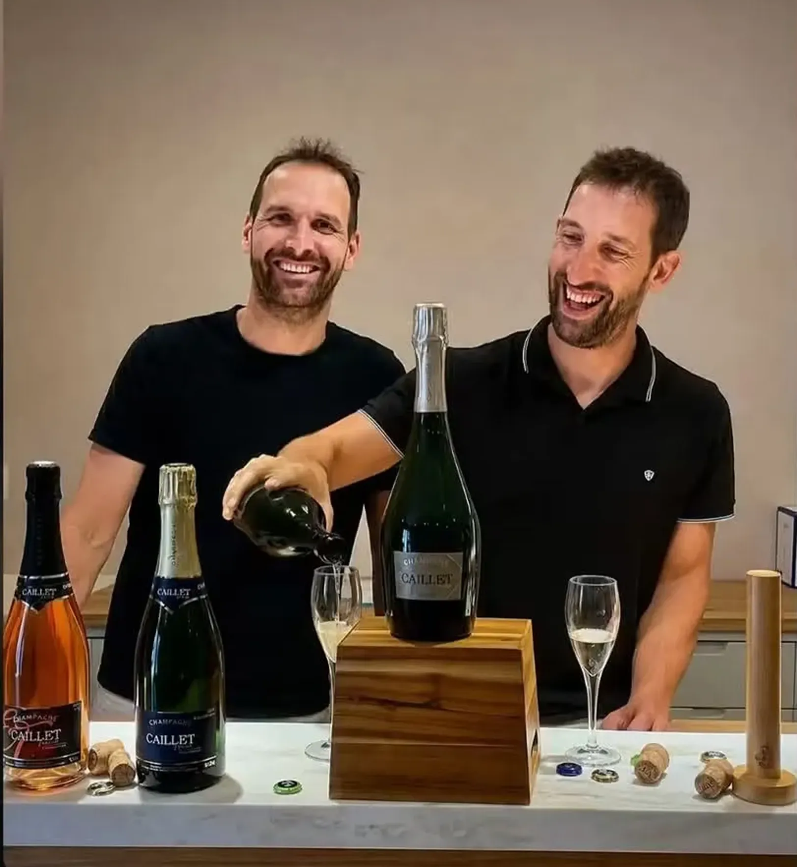 Les vignerons de Champagne Caillet Frères servant une dégustation