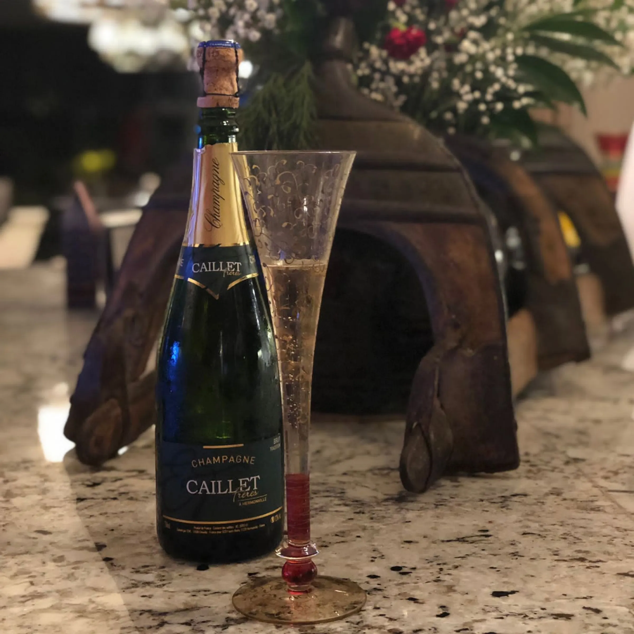 Bouteille de champagne Caillet Frères Brut Tradition et flûte de champagne