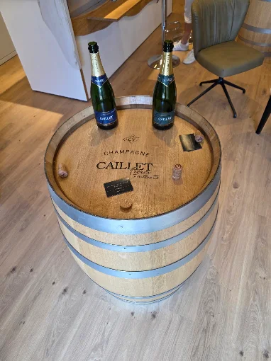 Tonneau aux couleurs de Champagne Caillet Frères et deux bouteilles