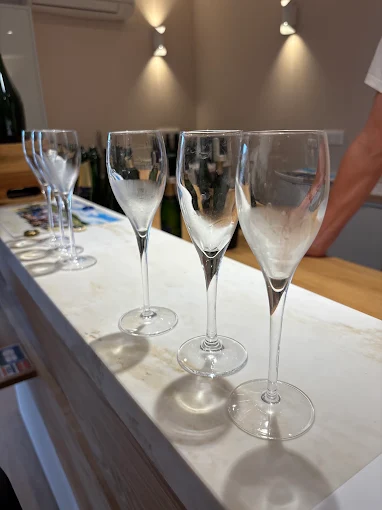 Flûtes prêtes pour la dégustation au comptoir
