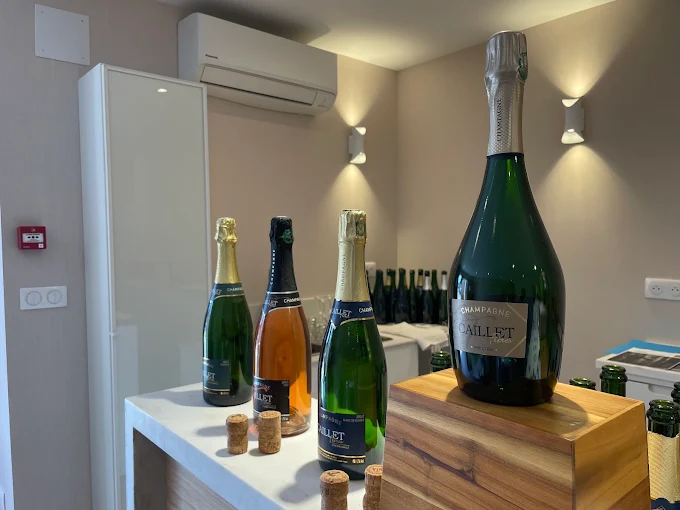 Cuvées Caillet Frères présentées dans la salle de dégustation